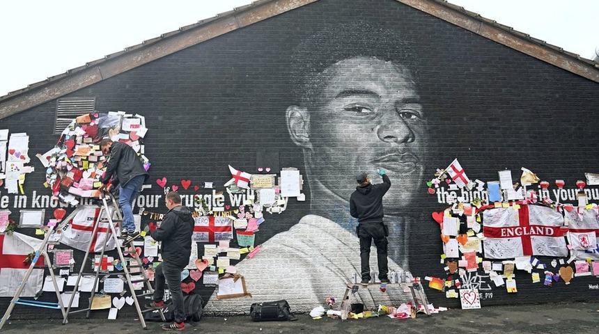 İngiltere'de milli takım futbolcularından h&uuml;k&uuml;mete 'ırk&ccedil;ılık' eleştirisi: 'Ateşi k&ouml;r&uuml;kleyip, tiksinmiş gibi davranamazsınız'