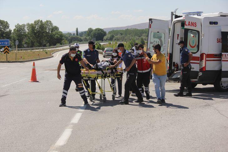 Sivas'ta otomobil ile hafif ticari araç çarpıştı: 6 yaralı G1