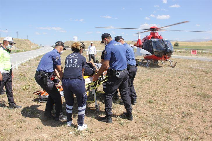 Sivas'ta otomobil ile hafif ticari araç çarpıştı: 6 yaralı G2