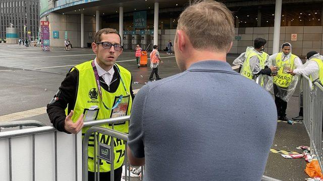 Stadyum girişleri kapatıldığı için içeri giremeyen bir taraftar