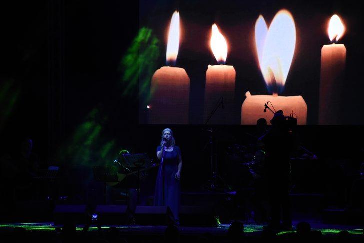 Adana'da sağlık çalışanlarına vefa konserinde, İlkay Akkaya sahne aldı G1