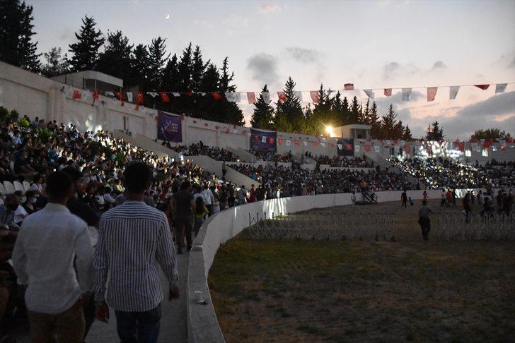 Adana'da sağlık çalışanlarına vefa konserinde, İlkay Akkaya sahne aldı G2