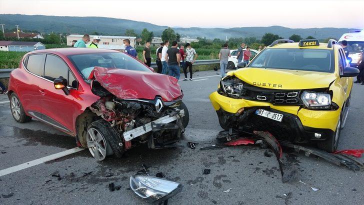 Düzce'de zincirleme trafik kazasında 12 kişi yaralandı G2