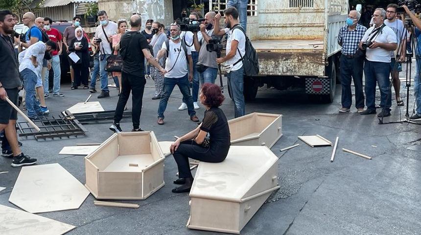 Beyrut Limanı patlamasında yakınlarını kaybeden ailelerden 'tabutlu' protesto