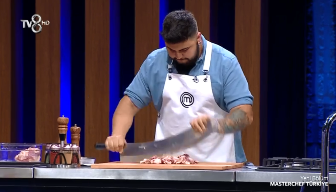 MasterChef Samet Karabudak kimdir, nereli ve ka&ccedil; yaşında? St&uuml;dyoda parmağını kesti!