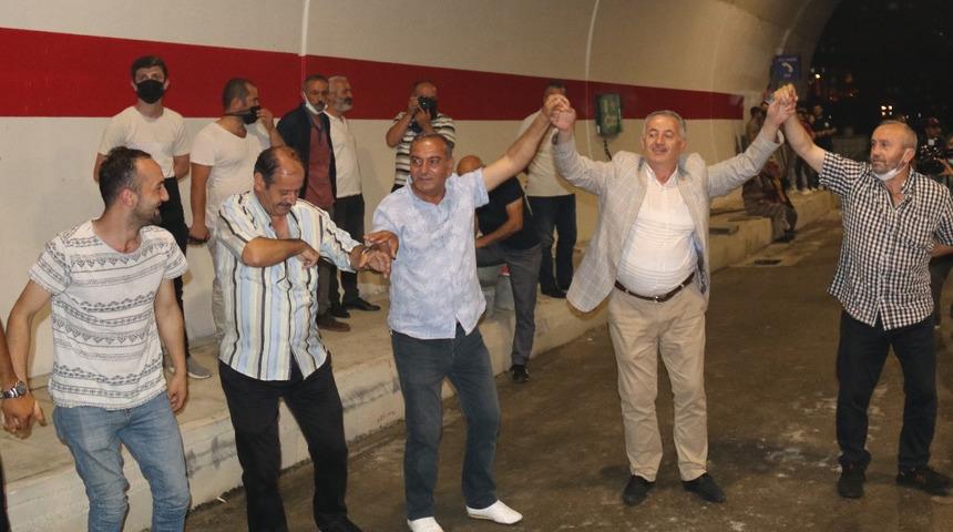 Rize’nin 70 yıllık hayalinin sona gelişi havai fişek ve horonlarla kutlandı