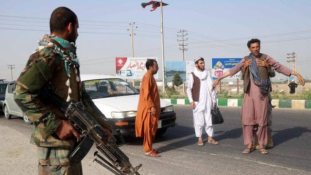 Herat'ta Afgan Ulusal Ordusu'nun oluşturduğu kontrol noktası