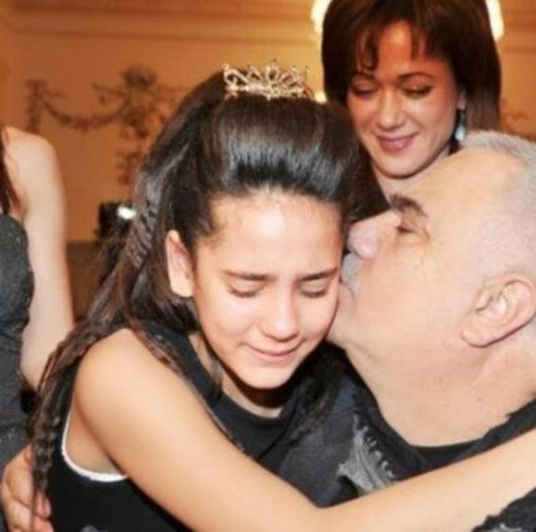 Yaprak D&ouml;k&uuml;m&uuml;'n&uuml;n Ayşe'si Şebnem Ceceli'yi g&ouml;renler tanıyamadı: &Ccedil;ocuk yıldız şimdilerde kocaman gen&ccedil; bir kız oldu!