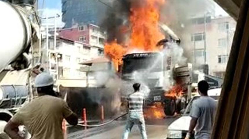 İstanbul'da korku dolu anlar! Kamyon alev alev yandı