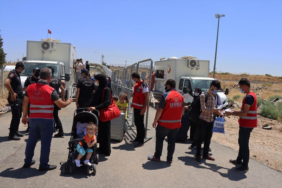 Kurban Bayramı'nı &uuml;lkelerinde ge&ccedil;irmek isteyen Suriyelilerin yolculuğu s&uuml;r&uuml;yor