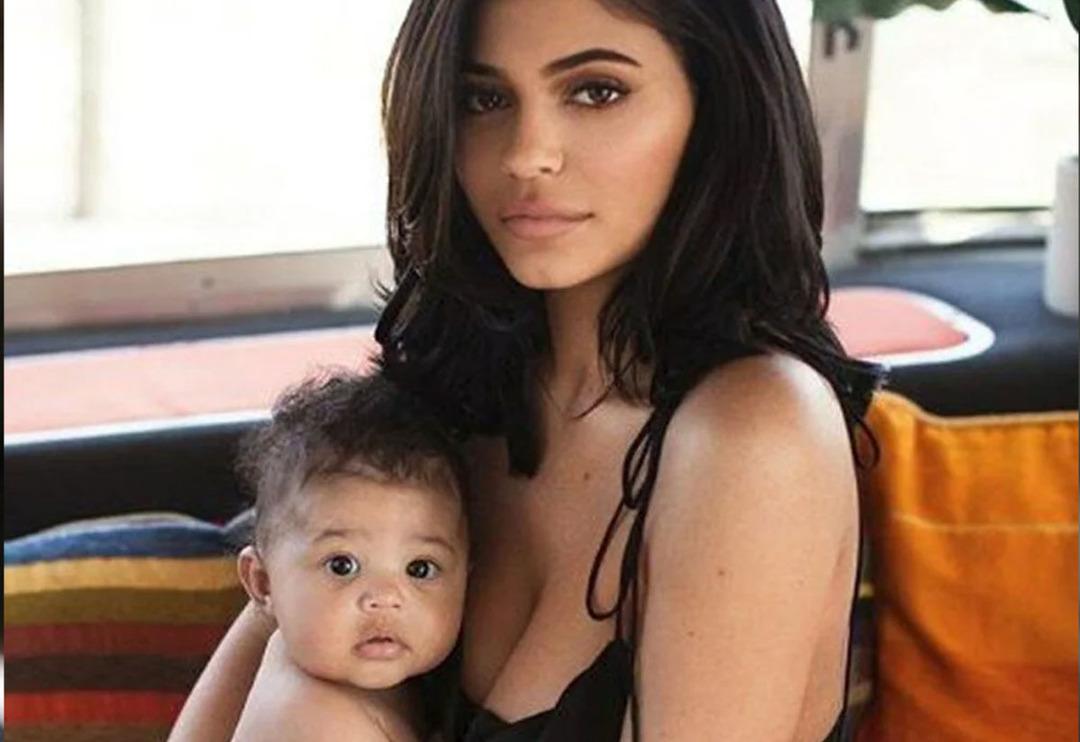 Kylie Jenner 3 yaşındaki kızı Stormi&rsquo;nin yeni marka &ccedil;ıkaracağını duyurdu