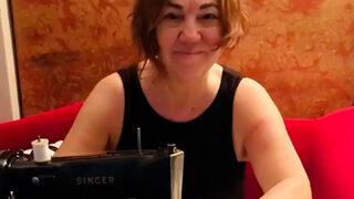 Nazan Öncel'den bayram hazırlığı! 53 yıllık makinesiyle dikiş dikti 