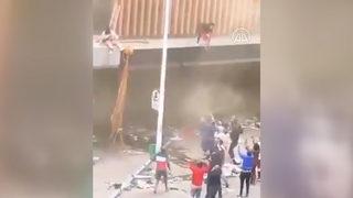 Güney Afrika'da ateşe verilen binada mahsur kalan anne, çocuğunu aşağı atarak kurtardı