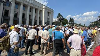 Ukrayna’da zam isteyen gaziler Meclis binasını bastı