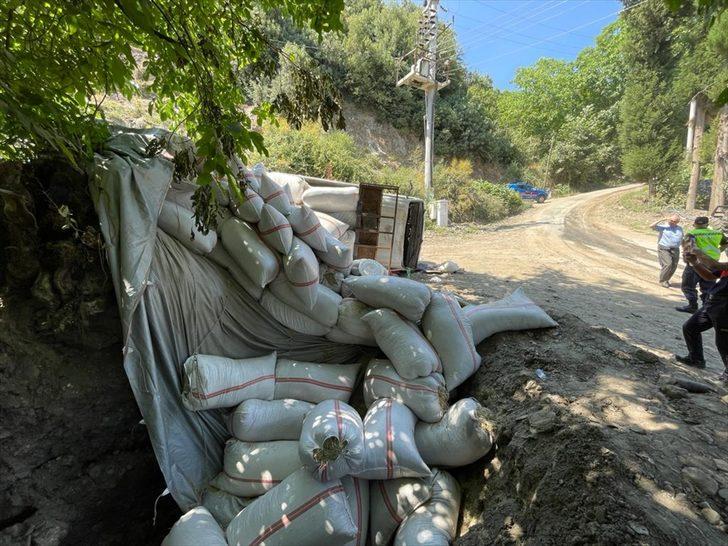 Aydın'da saman yüklü kamyonetin devrilmesi sonucu baba ile oğlu yaralandı G1