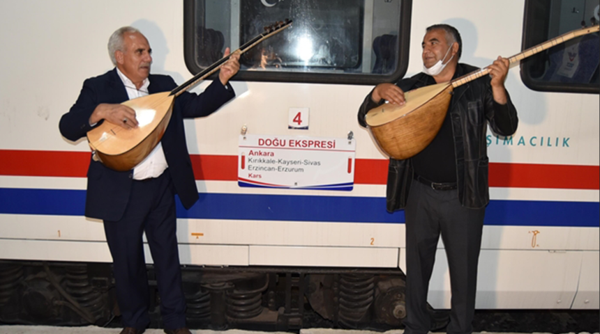 Karslı aşıklar, Doğu Ekspresi’ni eğlenceli bir şekilde karşıladı! İlk sefer sazlı sözlü başladı