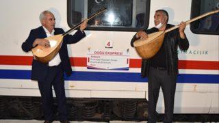 Karslı aşıklar, Doğu Ekspresi’ni eğlenceli bir şekilde karşıladı! İlk sefer sazlı sözlü başladı
