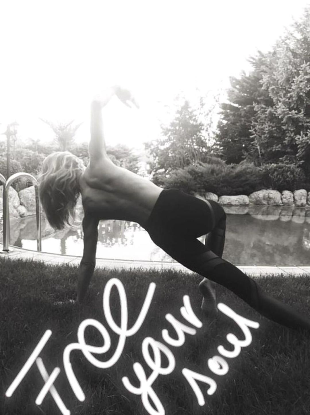 Eliz Saku&ccedil;oğlu &uuml;sts&uuml;z fotoğrafını paylaştı