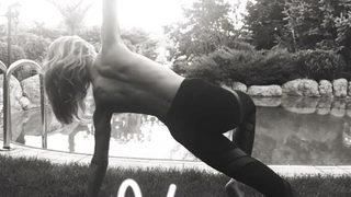 Eliz Sakuçoğlu üstsüz fotoğrafını paylaştı