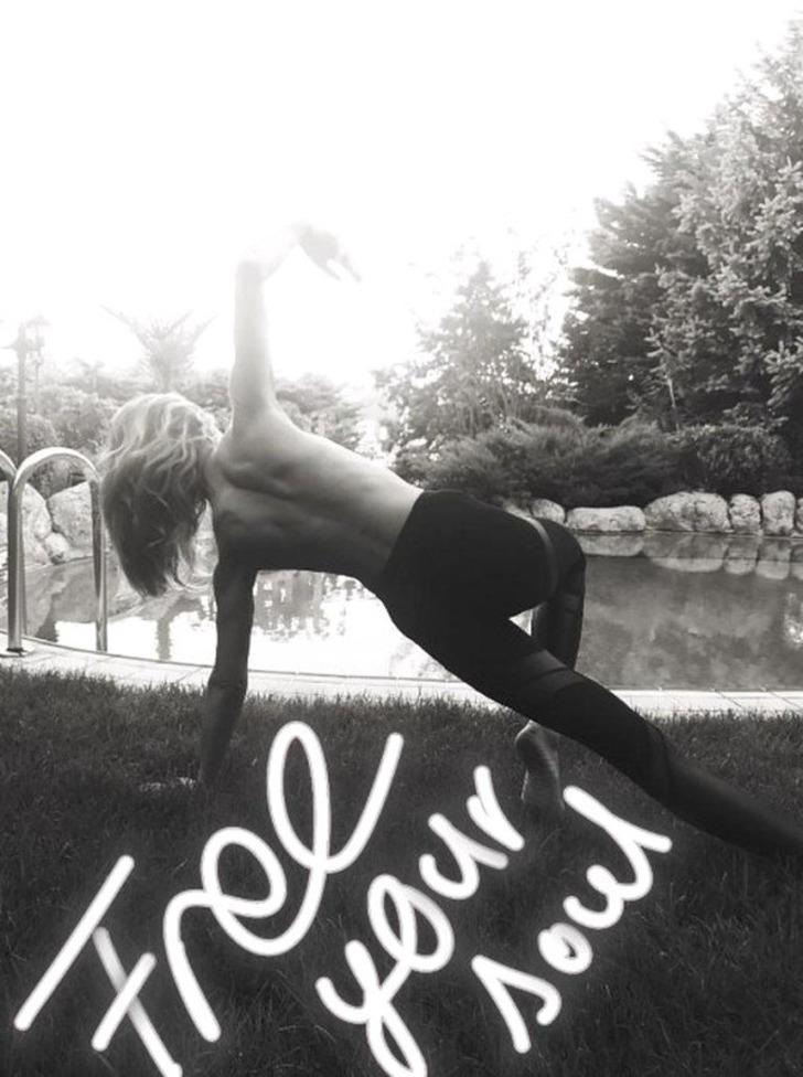 Eliz Sakuçoğlu üstsüz fotoğrafını paylaştı G2