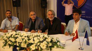 İskenderunspor, Jan Olde Riekerink ve Ümit Karan'la 3 yıllık sözleşme imzaladı