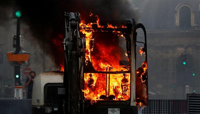 Fransa’da aşı karşıtları sokaklara indi! Ortalık yangın yerine döndü