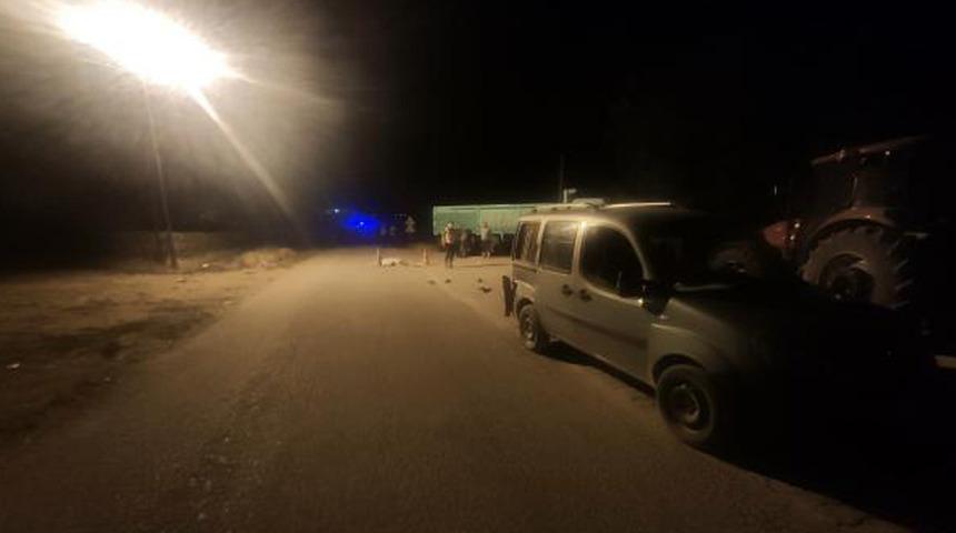 Yol kenarında bekleyen yayaya çarpıp kaçtı