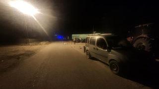 Yol kenarında bekleyen yayaya çarpıp kaçtı