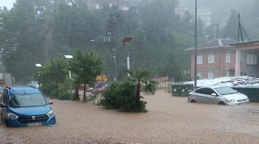 Rize'de şiddetli yağış ve heyelan: 1 kişi &ouml;ld&uuml;, 3 kişi kayıp, 100'e yakın k&ouml;y etkilendi