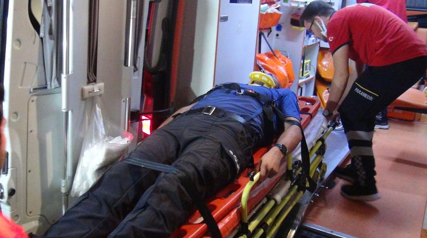 Polis otosu ile hafif ticari ara&ccedil; &ccedil;arpıştı: 2'si polis 5 yaralı