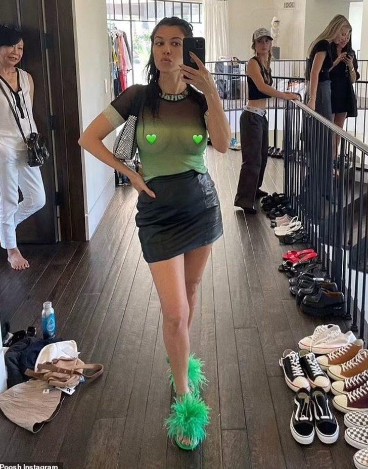 Kourtney Kardashian sütyensiz transparanla poz verdi! Hayranları çıldırdı G3