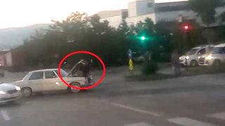 Bursa'da şaşkına çeviren görüntüler! Seyir halindeki aracın kaputuna çıktı