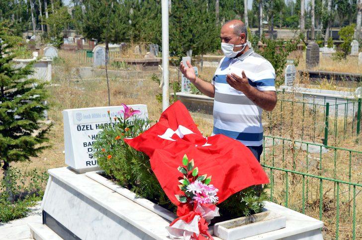 15 Temmuz şehidi kardeşinin mezarını ziyaret edip, Türk bayrağı astı