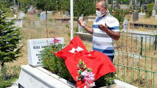15 Temmuz şehidi kardeşinin mezarını ziyaret edip, Türk bayrağı astı
