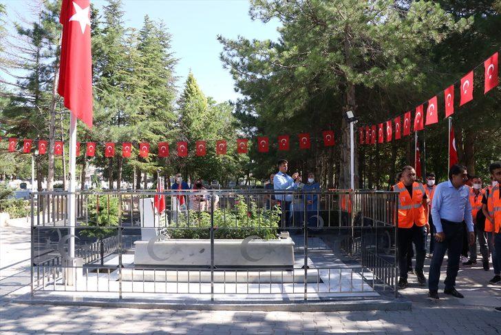 Şehit Ömer Halisdemir'in kabrine ziyaretçi akını G1