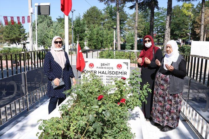 Şehit Ömer Halisdemir'in kabrine ziyaretçi akını G2