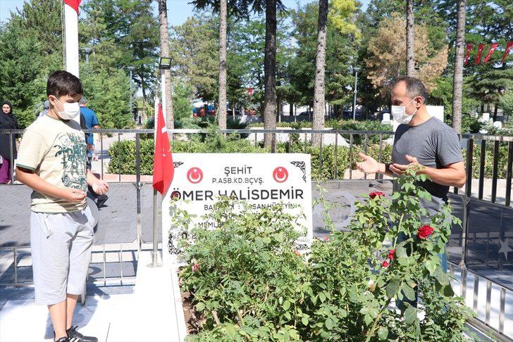 Şehit Ömer Halisdemir'in kabrine ziyaretçi akını G3