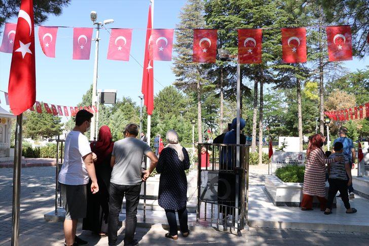 Şehit Ömer Halisdemir'in kabrine ziyaretçi akını G5