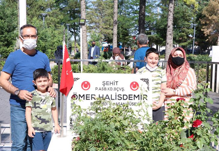 15 Temmuz'un kahramanı şehit Ömer Halisdemir'in kabrine ziyaretçi akını G3