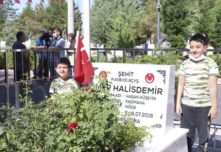 15 Temmuz'un kahramanı şehit Ömer Halisdemir'in kabrine ziyaretçi akını G4