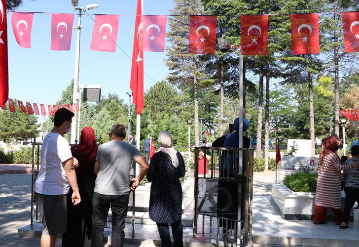 15 Temmuz'un kahramanı şehit Ömer Halisdemir'in kabrine ziyaretçi akını G5