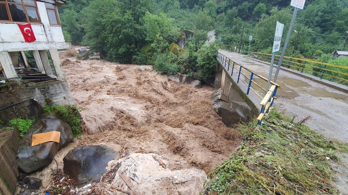 Giresun'da etkili olan yağışın oluşturduğu hasar gideriliyor
