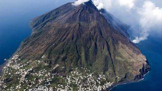 İtalya’da cinsel gücü ve libidoyu arttırdığı düşünülen volkanik adalara turistler akın etti
