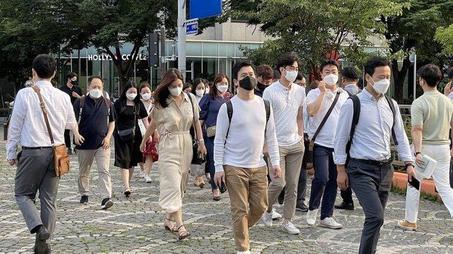 Birinci dalganın başarılı ülkesi Güney Kore'de vakalar rekor kırınca yeniden maske zorunluluğu getirildi