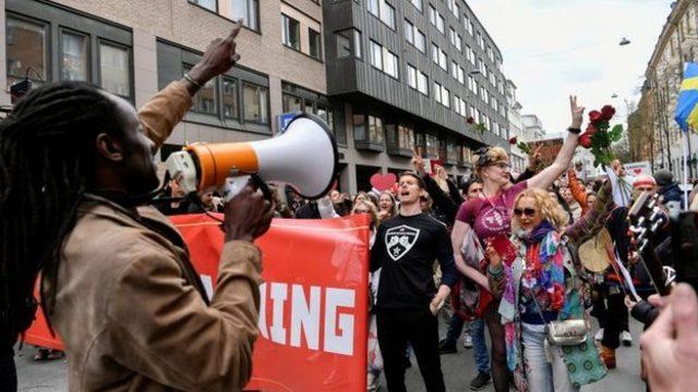 İsveç'te göstericiler, kapanma tedbirlerini protesto ediyor.