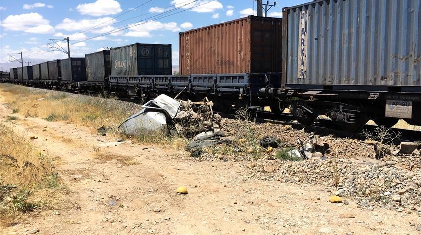 Malatya'da yük treni rayların üzerinde kalan kamyonete çarptı
