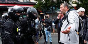 &Uuml;lke, savaş alanına d&ouml;nd&uuml;! Ara&ccedil;ları ateşe verdiler