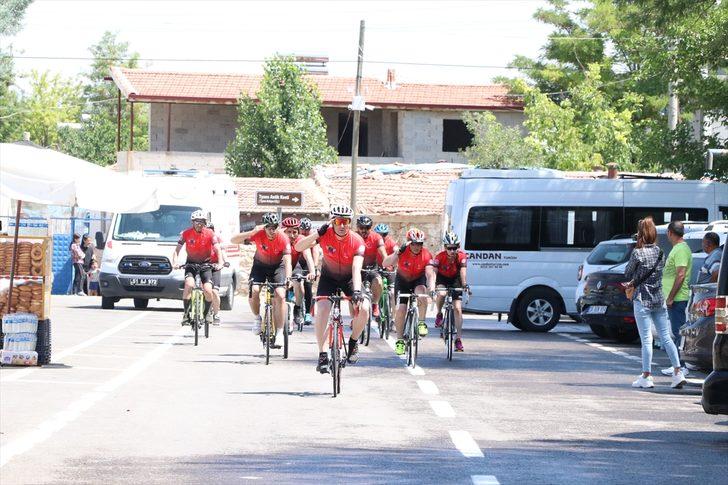 Çankırı'dan bisikletleriyle yola çıkan sporcular şehit Halisdemir'in kabrine ulaştı G1