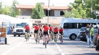 Çankırı'dan bisikletleriyle yola çıkan sporcular şehit Halisdemir'in kabrine ulaştı