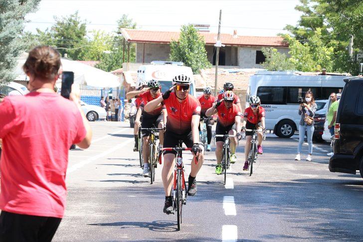Çankırı'dan bisikletleriyle yola çıkan sporcular şehit Halisdemir'in kabrine ulaştı G2